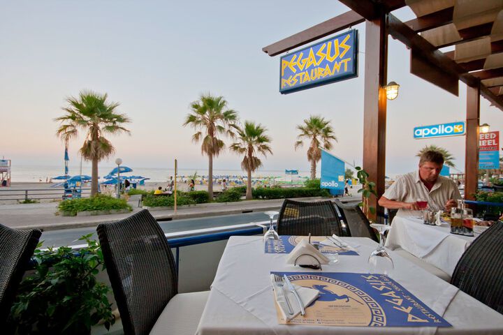 Dining 8 of 19
