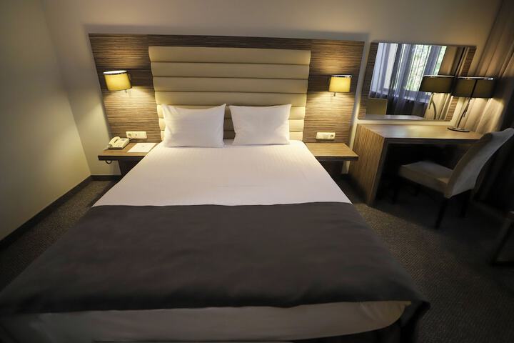 Room 10 of 62