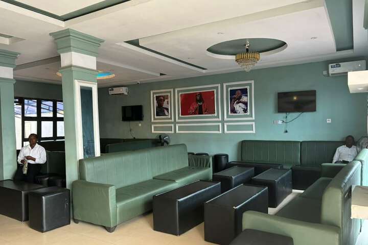 Lounge 16 of 19