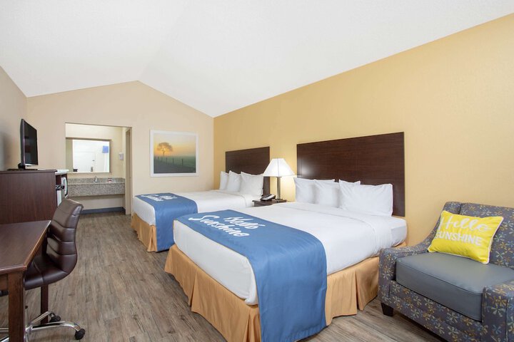 2 Queen Beds (1 of 4)