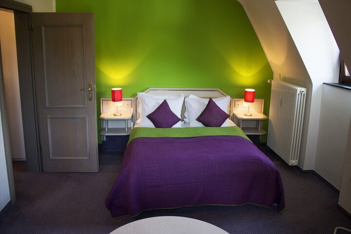 Room 8 of 28