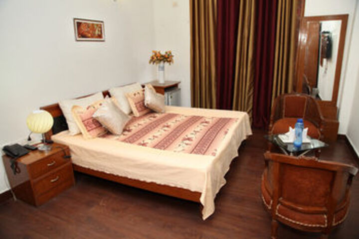 Room 5 of 10