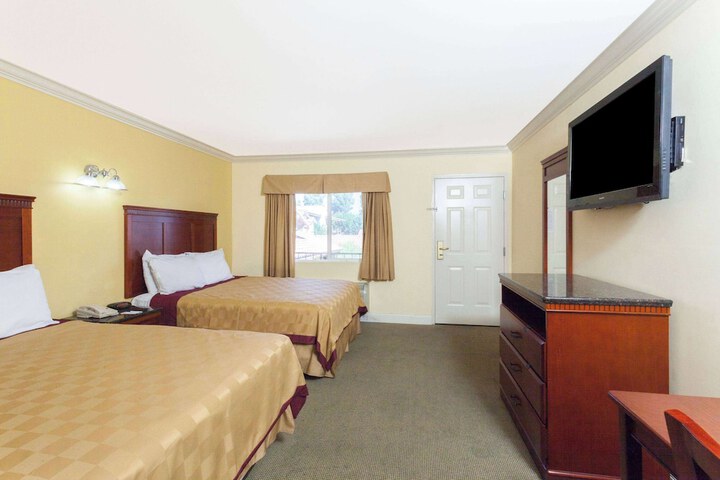 1 Queen Bed (6 of 16)