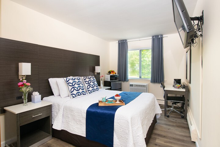 1 Queen Bed (6 of 8)