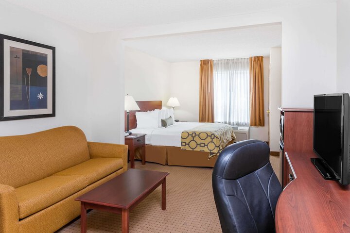 1 King Bed (6 of 8)