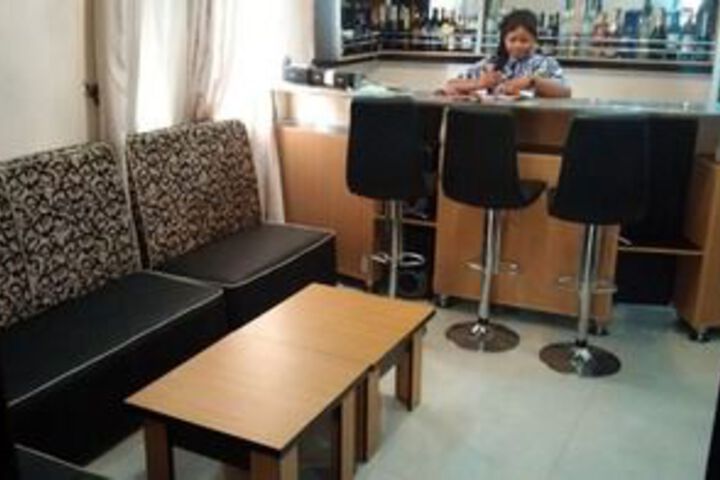 Lounge 22 of 41