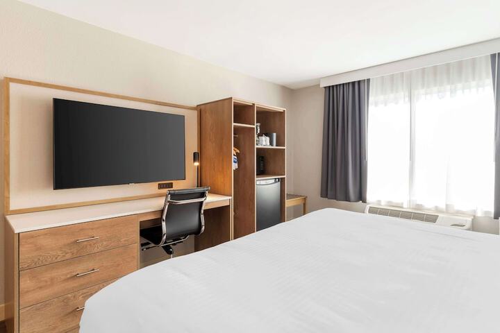 1 King Bed Exterior Accessible Microwave and Refrigerator Full Breakfast (2 of 10)