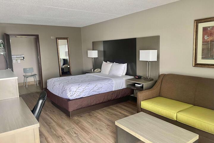 1 Queen Bed Mobility Accessible Bathtub Full Breakfast (13 of 14)