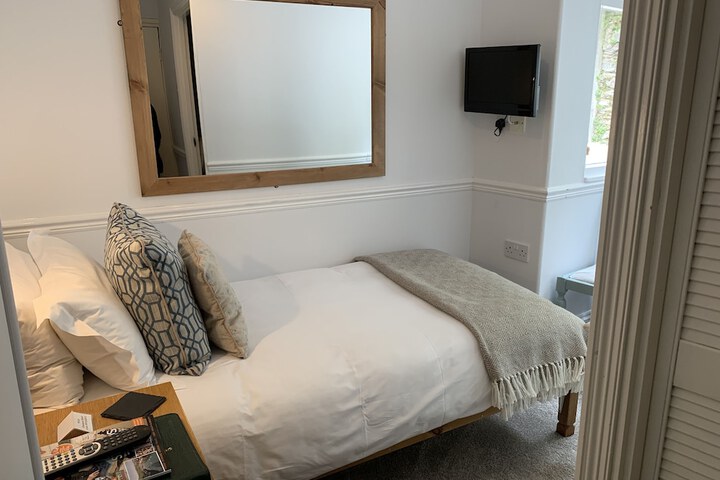 Room 3 of 122