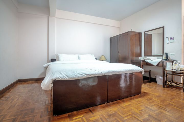 Room 8 of 25