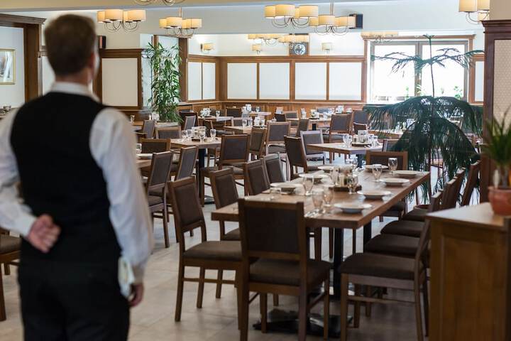 Dining 40 of 48