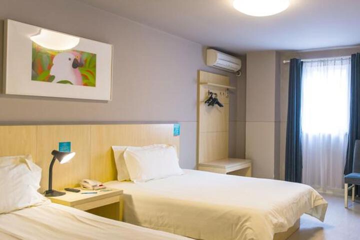 Room 6 of 14