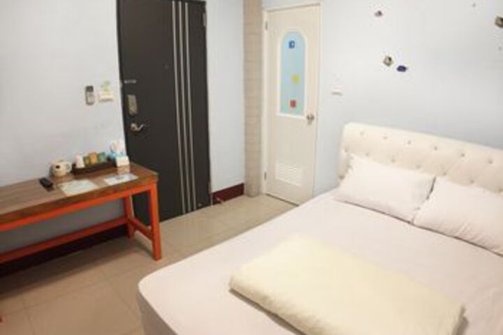 Room 17 of 33