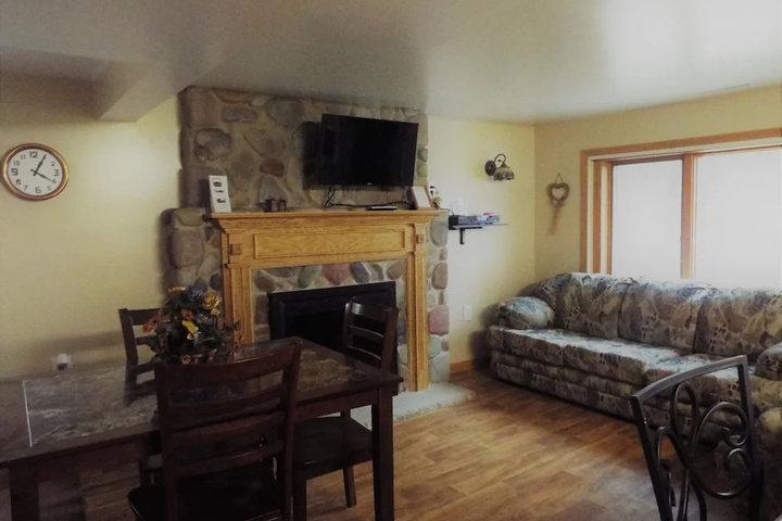 Exterior of Crooked Lake Resort Cabin 6 (Hilltop Hidaway) Holiday home 3 BestStay