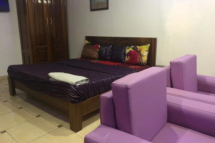 Room 4 of 12