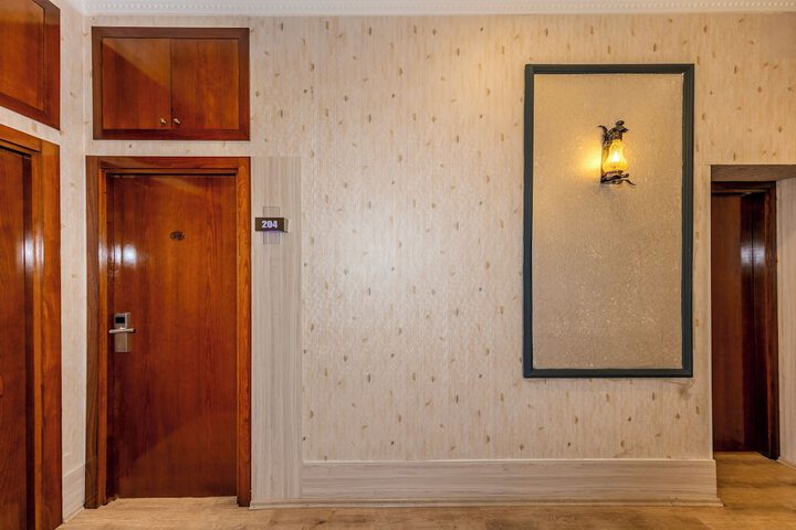 Ballroom/Hall 86 of 97