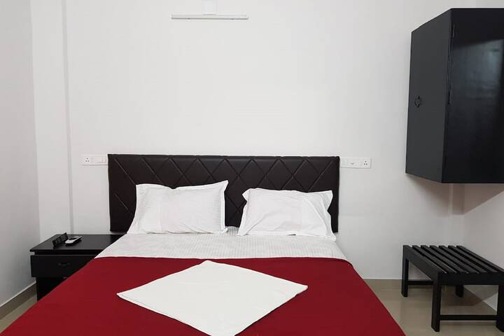 Room 6 of 9
