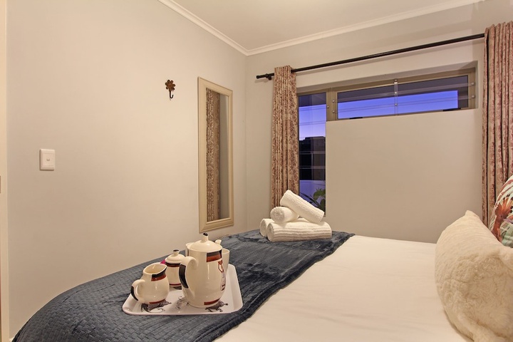 Room 6 of 12