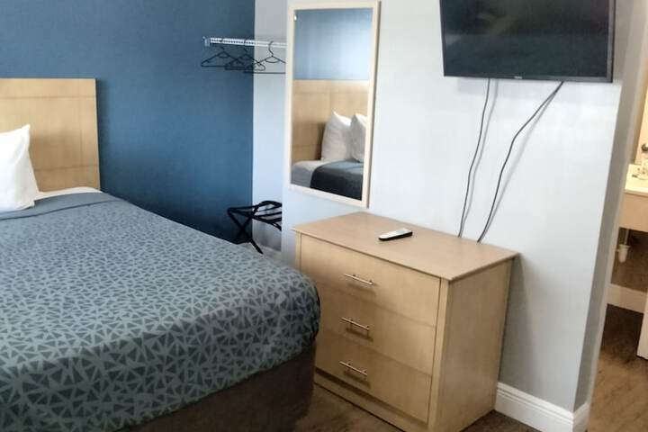 1 Queen Bed Efficiency (17 of 17)