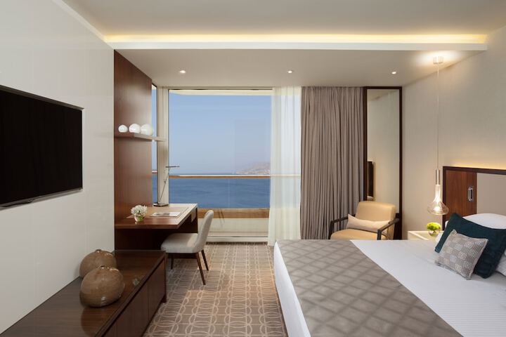 Room 33 of 100
