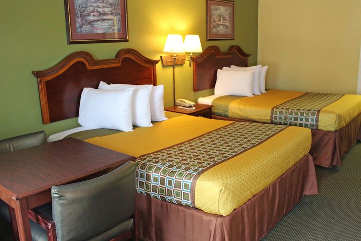 2 Queen Beds (12 of 14)