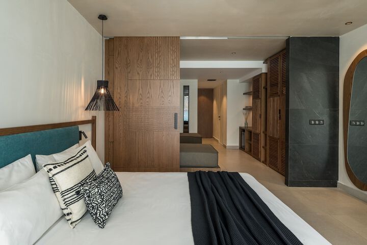 Room 42 of 195