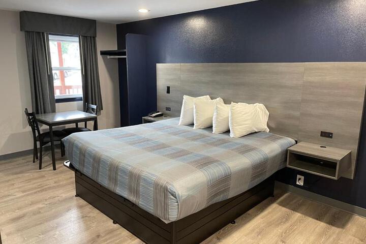 1 Queen Bed (4 of 14)