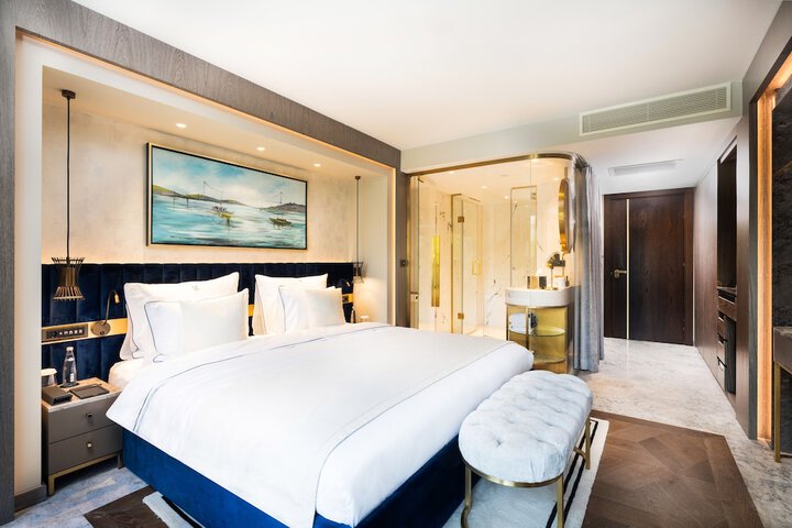 Room 27 of 104