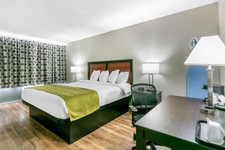 1 King Bed Accessible (13 of 17)