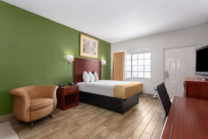 1 Queen Bed Efficiency (6 of 18)