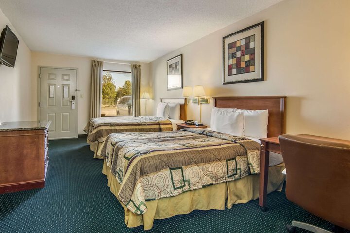 2 Queen Beds (9 of 10)