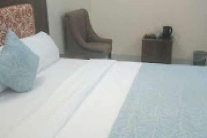 Room 17 of 40