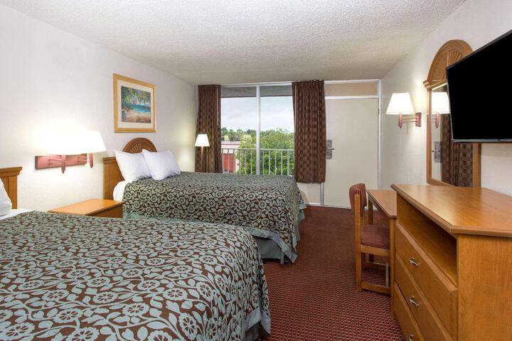 2 Queen Beds (8 of 10)