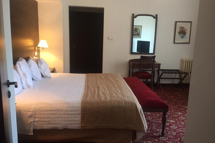 Room 13 of 33