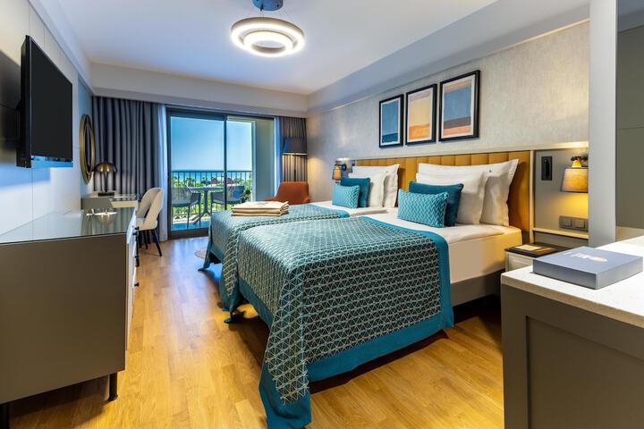 Room 40 of 242