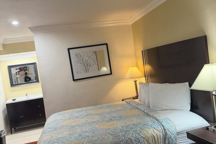 Room 32 of 59
