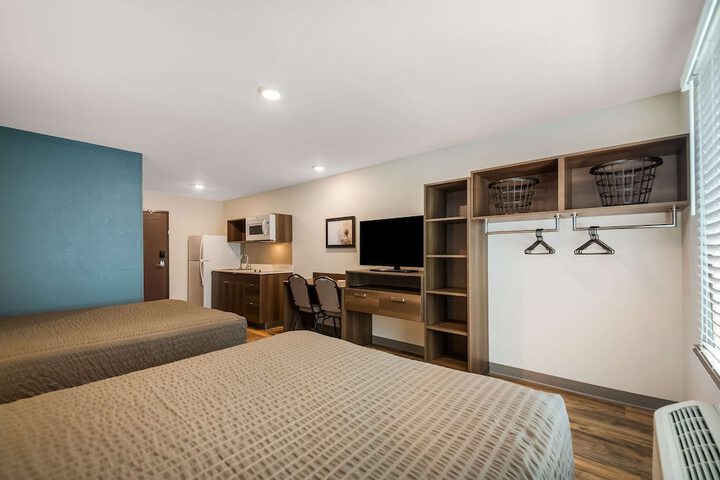1 Queen Bed (11 of 12)