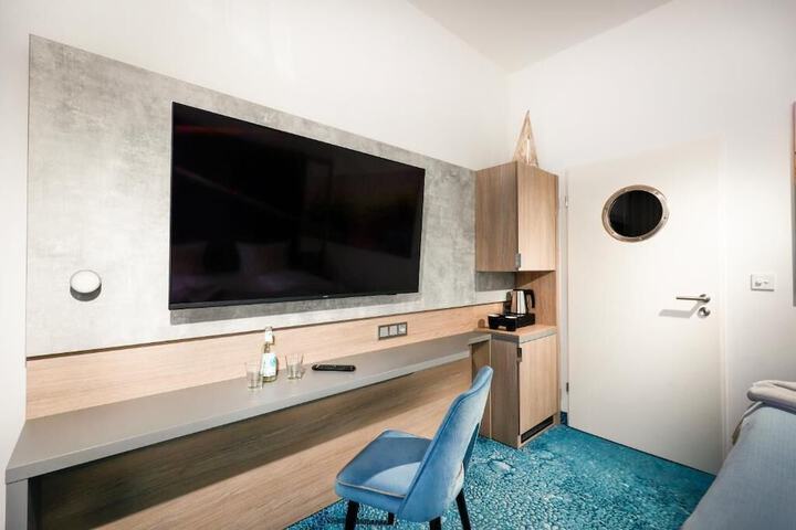 Room 4 of 18