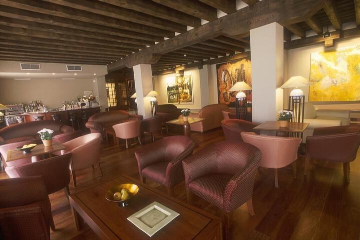 Lounge 21 of 32