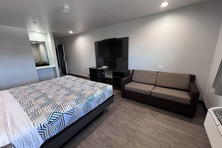 1 King Bed Micfridge (6 of 13)