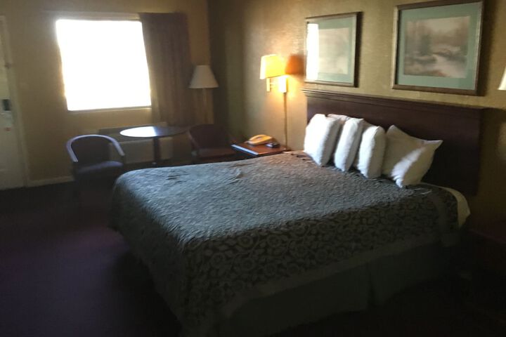 Basic Single King Bed (8 of 11)