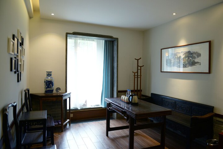 Room 6 of 82