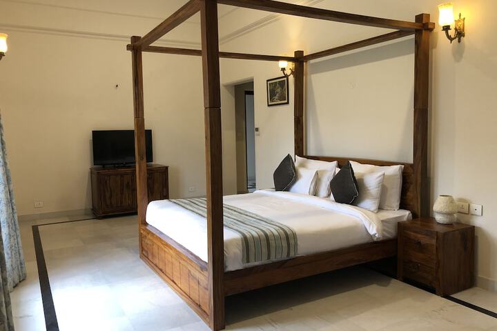 Room 10 of 80
