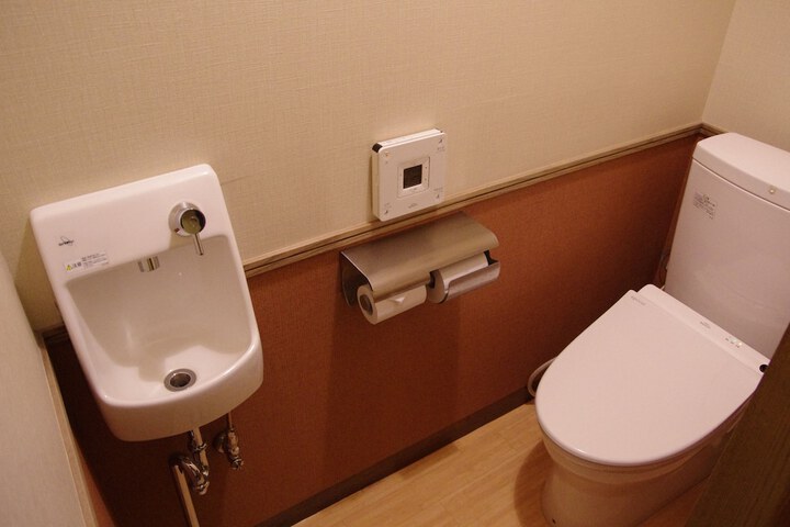 Room 11 of 32