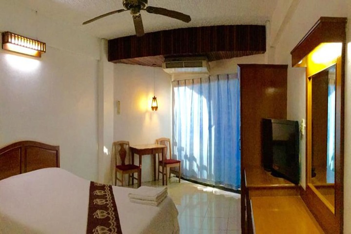 Room 6 of 37