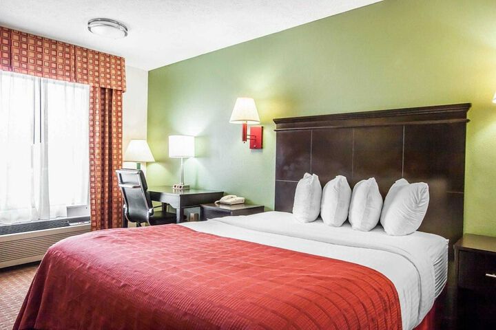 1 Queen Bed (7 of 10)