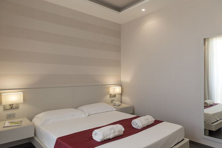 Room 12 of 90