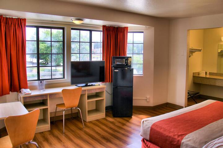 1 King Bed (4 of 5)