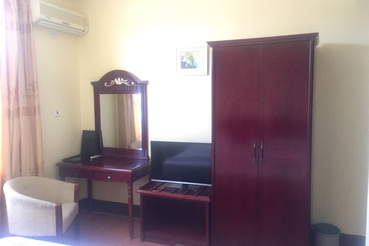 Room 10 of 18