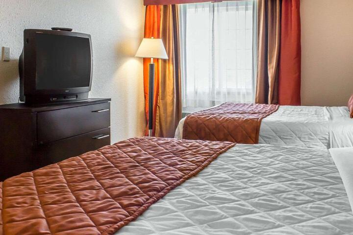 2 Queen Beds Mobility Accessible (1 of 9)